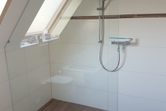 Ebenerdige Glasdusche mit transparenter Duschwand