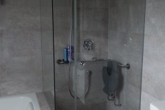 Maßgefertigte Ganzglasdusche im Badezimmer