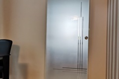 Glastür mit satinierter Folierung als Sichtschutz in einem Wohnbereich
