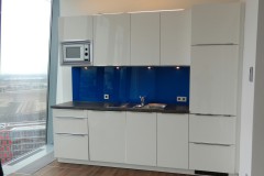 Blaue Glas-Küchenrückwand in moderner Küche