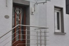 Glasvordach mit Edelstahlgeländer