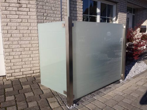 Glaselement für Bauprojekt Großes mattiertes Glaselement im Außenbereich