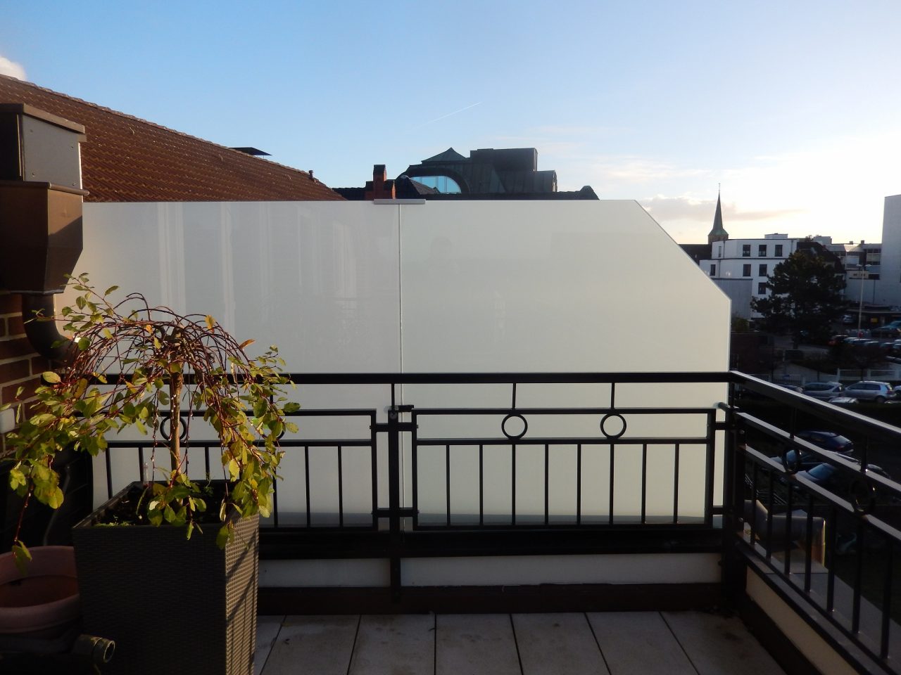 Milchglas-Sichtschutz aus Glas auf einem Balkon