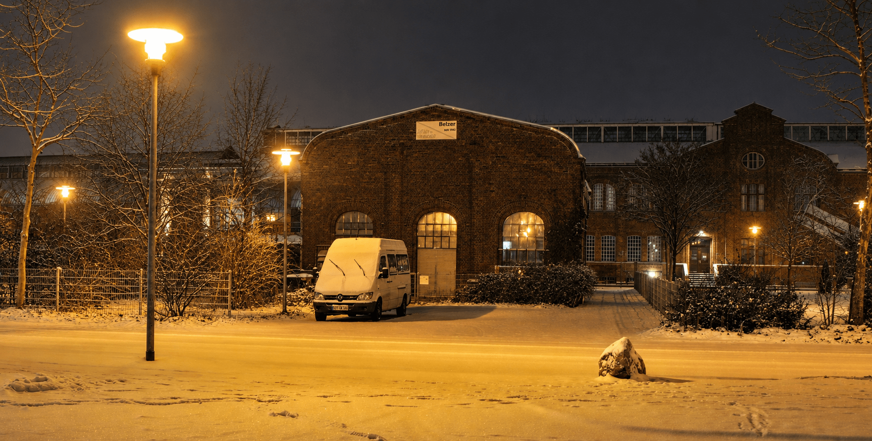 Glas Belzer Betriebsgebäude in Bottrop bei Winterabend